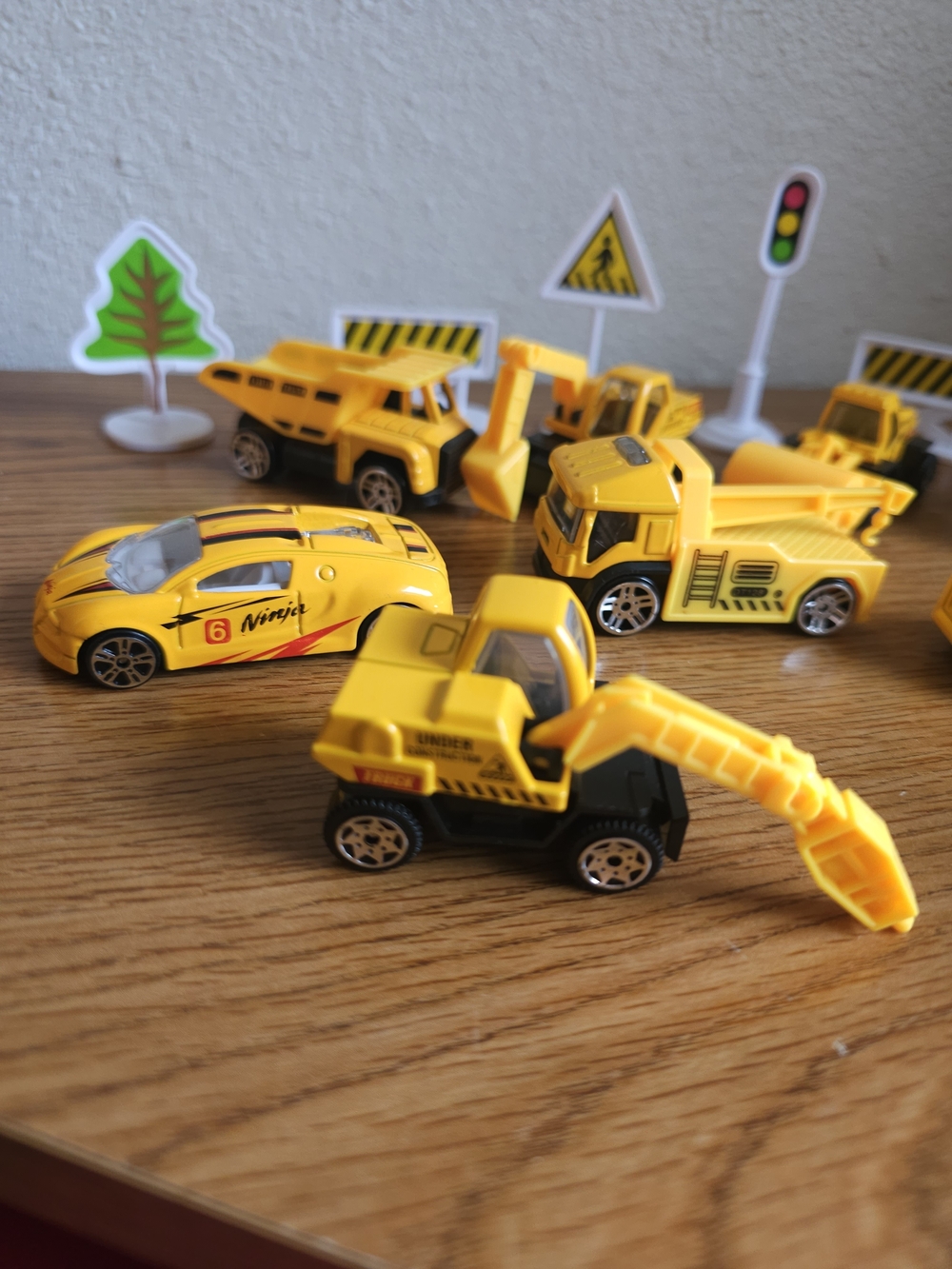 Construction Vehicle Lot Of 12 & Road Signs 2.5 Inch Diecast Plastic - Picture 3 of 13